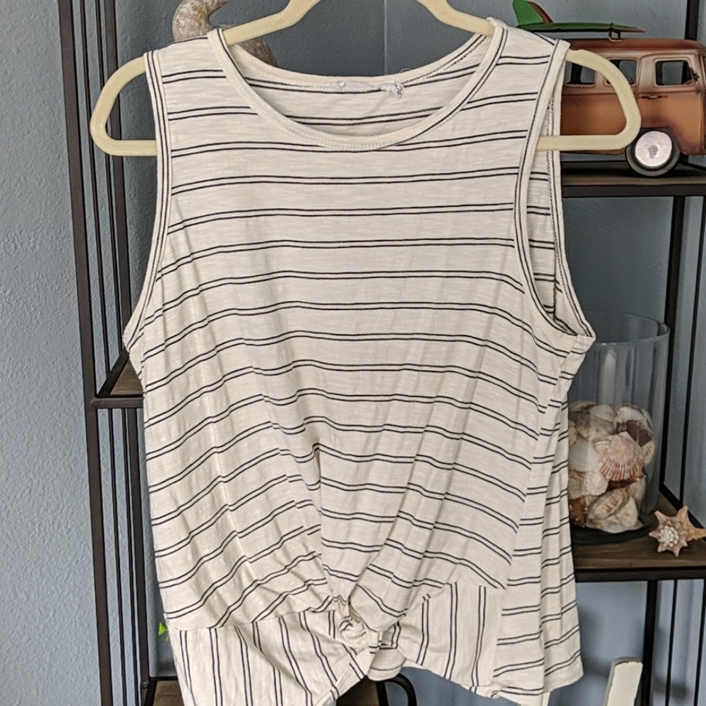 LIKE NEW All in Favor twist front top size Medium